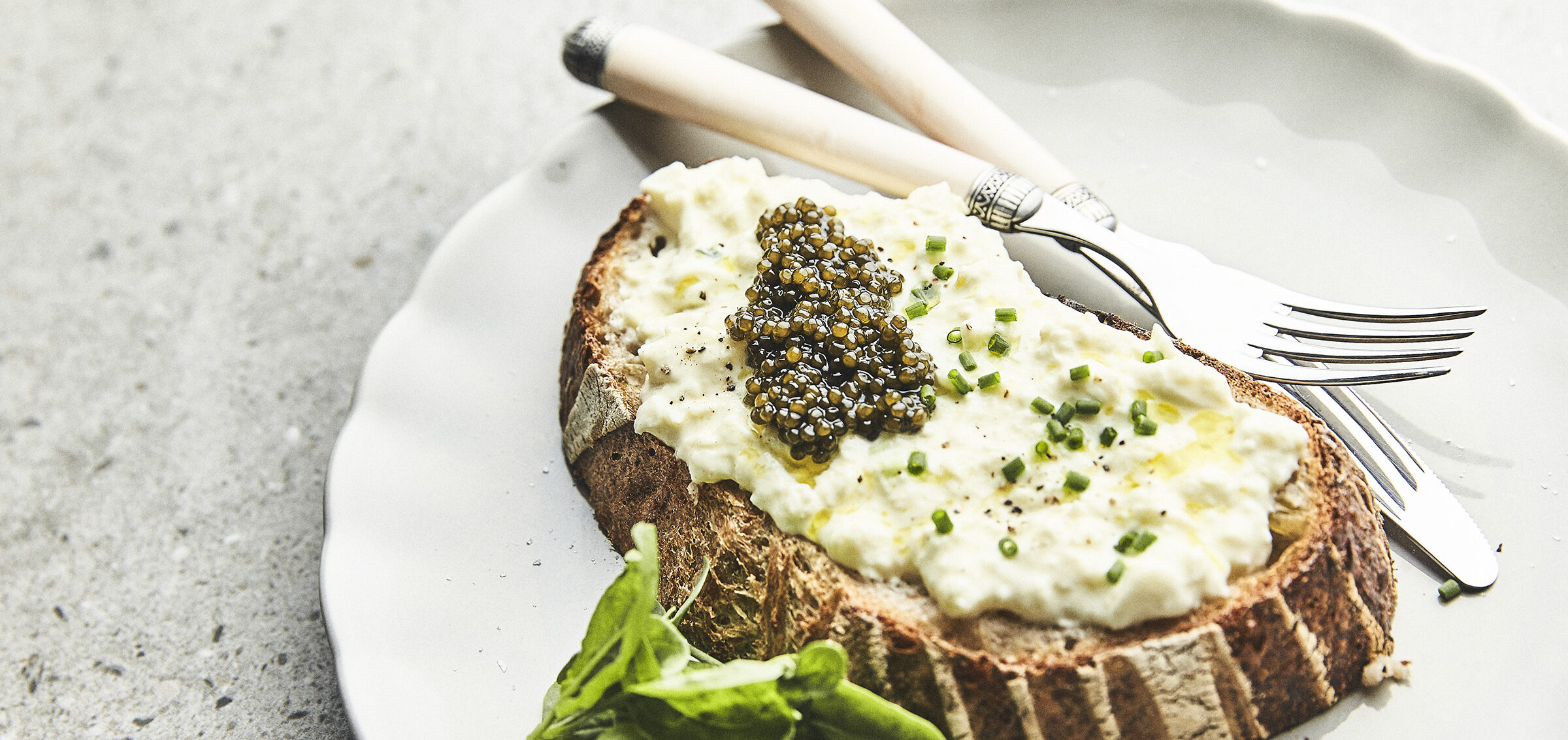 Бутерброд с бурратой, черной икрой и шнитт-луком - Malakhoff Caviar -  Чёрная икра высочайшего качества